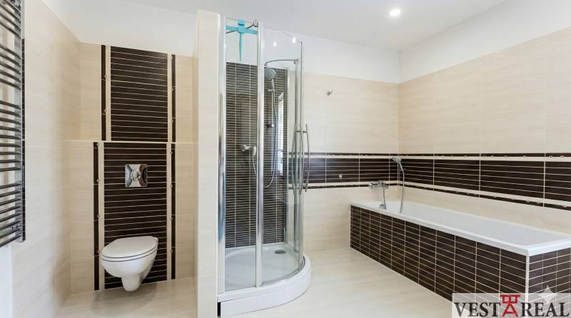 Kúpeľňa v rodinnom dome s vaňou, sprchovým kútom a toaletou..jpg