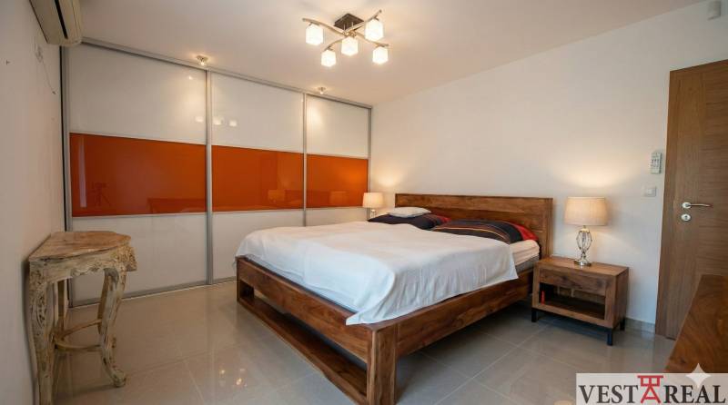 Spálňa v rodinnom dome so vstavanou skriňou a dreveným nábytkom..jpg