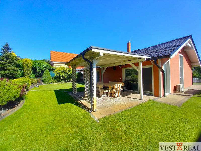 Rodinný dom v Dolnej Krupej, trávnik so zastrešenou terasou, okolitá zeleň..jpg