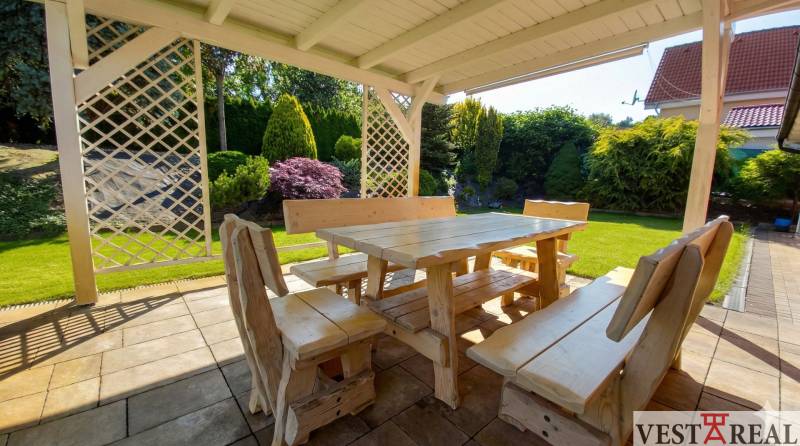 terasa z dreveným sedením.jpg