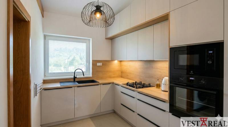 Kuchyňa v Rodinnom dome s moderným vybavením a svetlými skrinkami..jpg