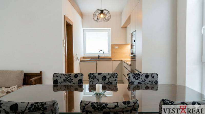 Nová Kuchyňa zo vstavanými spotrebičmi a jedálenským stolom v rodinnom dome 