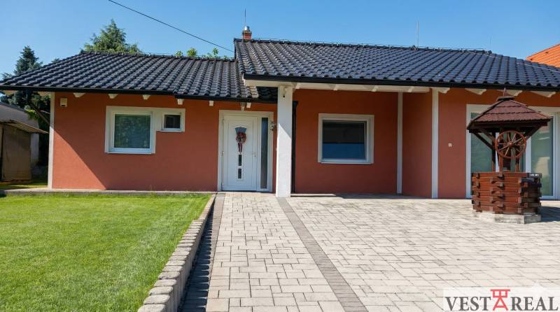 Rodinný dom v Dolnej Krupej, s dláždeným nádvorím a drevenou studňou..jpg