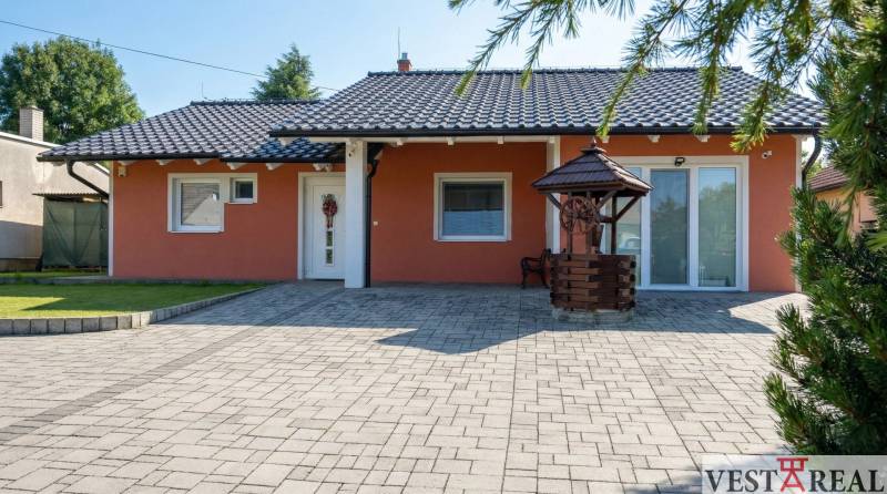 Rodinný dom v Dolnej Krupej s terasou, škridlovou strechou a studňou 2..jpg