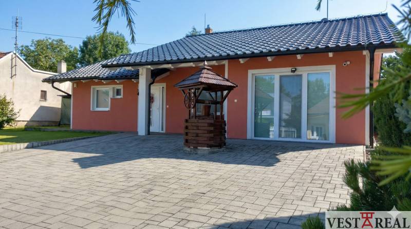 Rodinný dom v Dolnej Krupej s terasou, škridlovou strechou a studňou na dvore..jpg