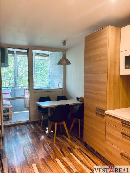 kuchyňa s výstupom na lodžiu .jpg