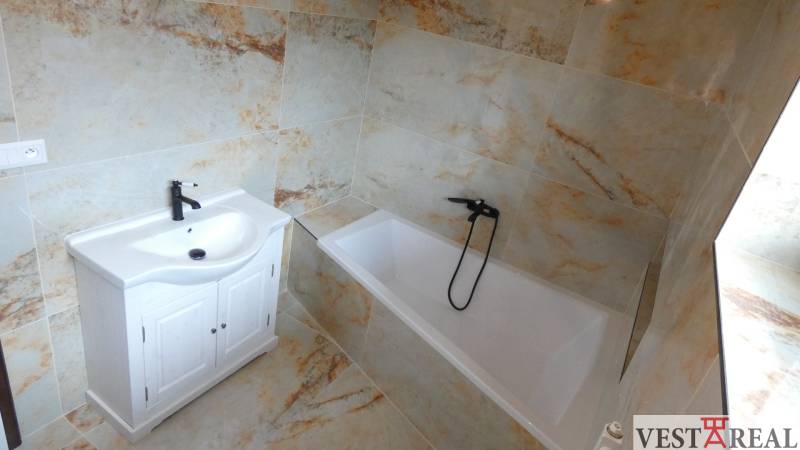 kúpeľna s vaňou a sprchovým kútom