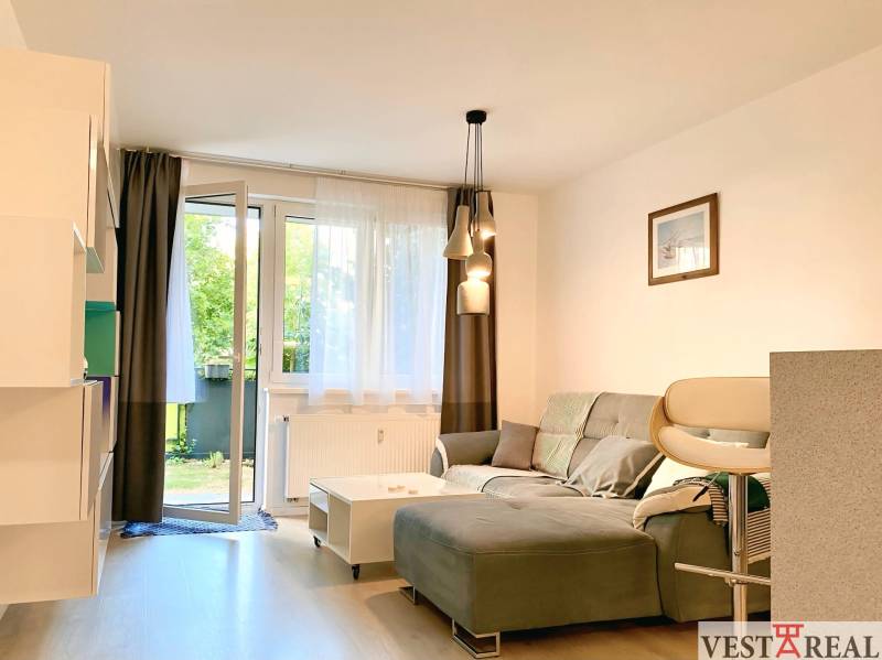 obývacia izba s výstupom na záhradku