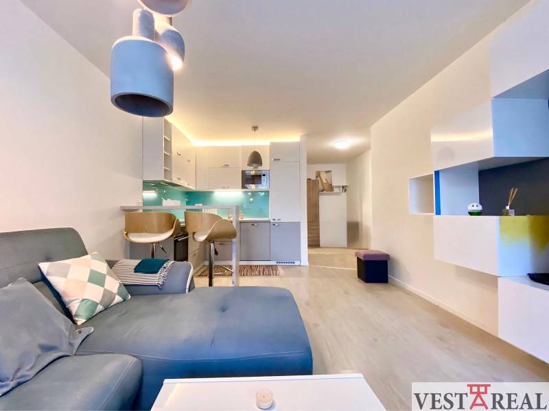 obývacia izba s kuchyňou