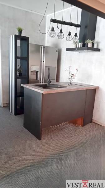 kuchynský pult s chladničkou.jpg