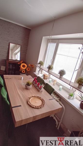 jedálenský stôl v obývacej izbe.jpg