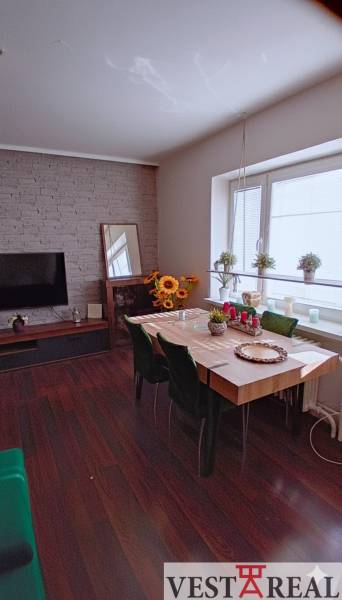 jedálenský stôl v obývacej izbe .jpg