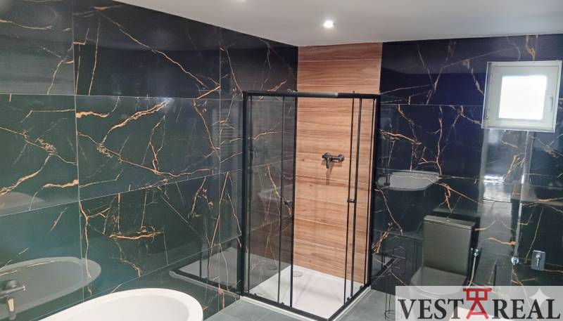 kúpelňa s vaňou , sprchovým kútom a s toaletou.jpg