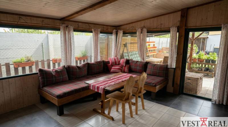 Sedenie v murovanom domčeku na záhradke.jpg