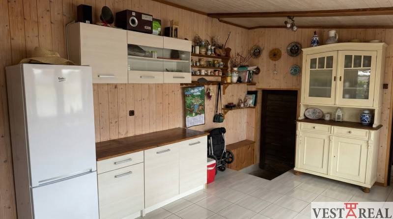 Murovaný záhradný domček na záhradke.jpg