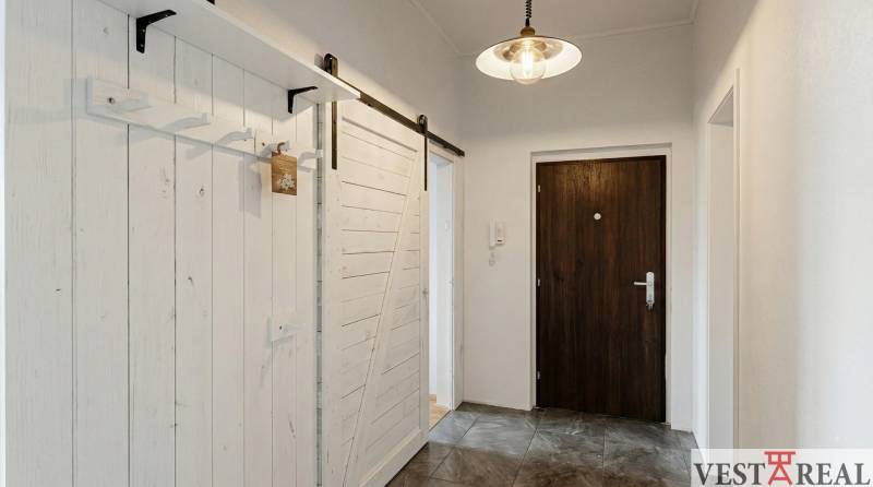 vstupná chodba 2 izbového bytu v Trnave.jpg