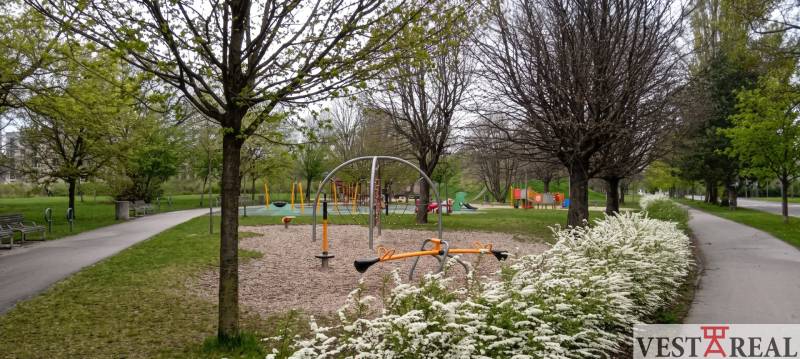 Detské ihrisko a chodník na ulici Ludvika van Beethovena v Trnave, obklopené zeleňou.