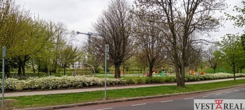 Park na ulici Ludvika van Beethovena v Trnave s detským ihriskom a lavičkami.