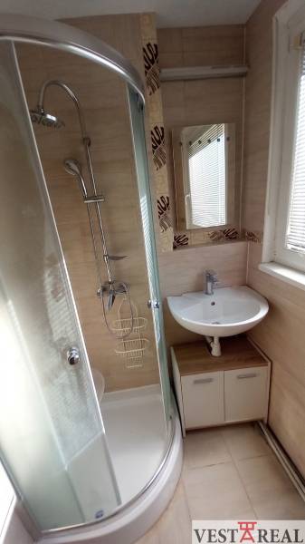 murovaná kúpeľňa s oknom.jpg