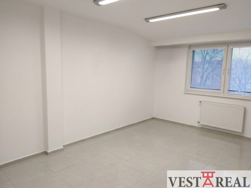 Na prenájom kancelársky priestor 42 m2 Trnava Hospodárska 2.jpg