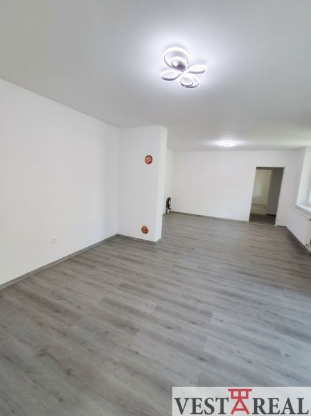 obývacia izba s kuchyňou a preprípravou pre kuchynskú linku.jpg